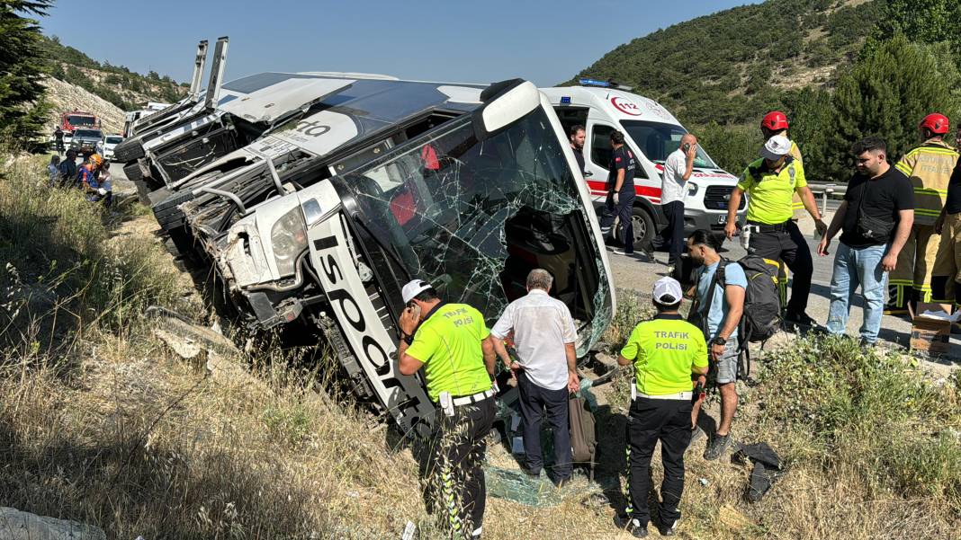 Kütahya’da yolcu otobüsü devrildi! Yaralılar var… 24